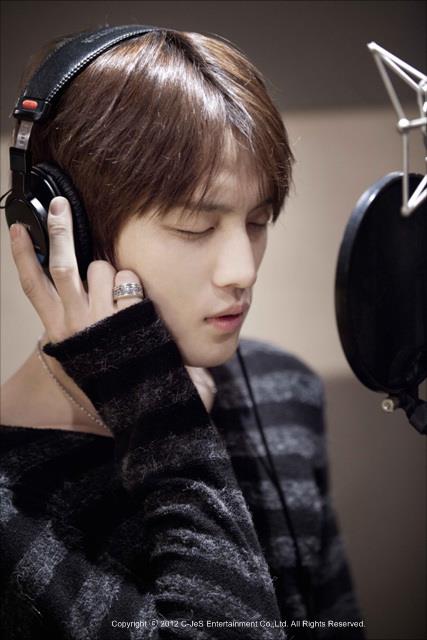 [NEWS] 121221 Photo of JYJ’s Jaejoong in the recording studio for his solo album revealed
